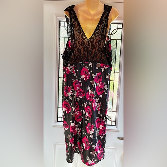 INTIMATES- Silky Soft Floral Nightie - Picture 3 of 6